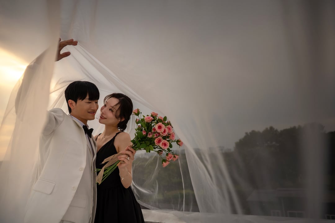 베일 아래 마주 선 두 사람