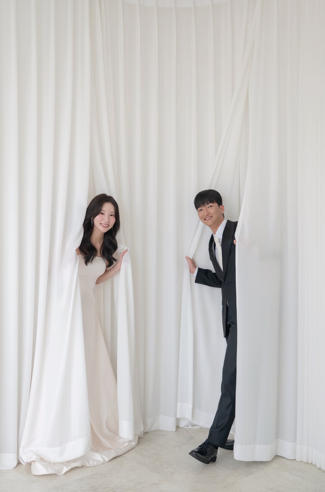 함께 손을 잡은 신랑과 신부