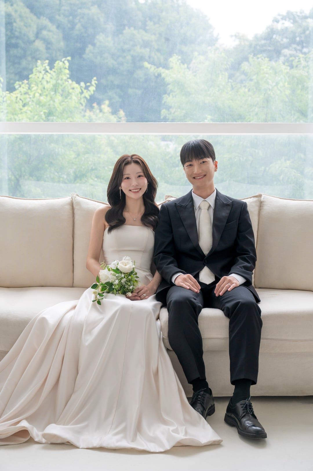 커튼 사이에서 서로를 바라보는 두 사람